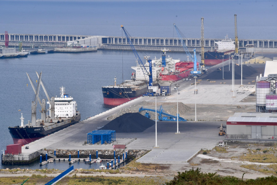 El Puerto de A Coruña refuerza los servicios prácticos, de amarre y remolque por el aumento de actividad