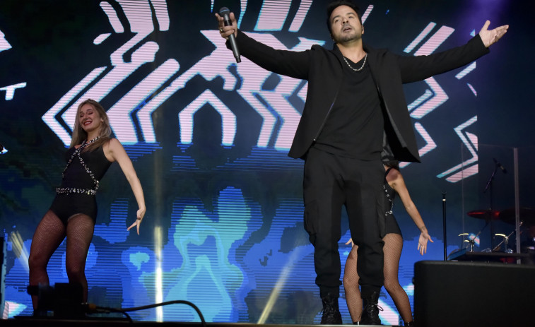 Luis Fonsi deja un diluvio de emociones bajo la lluvia de su Noche Perfecta