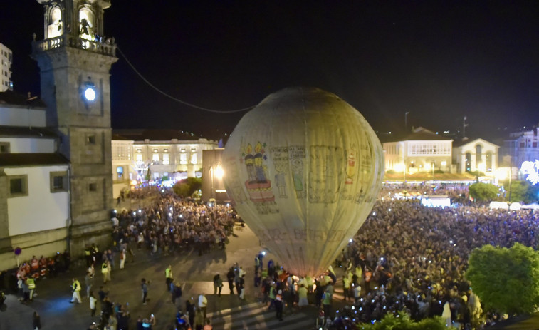 El Globo toca el cielo para poner la guinda a la fiesta de Os Caneiros