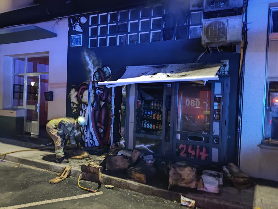 Evacuadas 18 personas de un edificio en Cedeira por un incendio en unas máquinas expendedoras