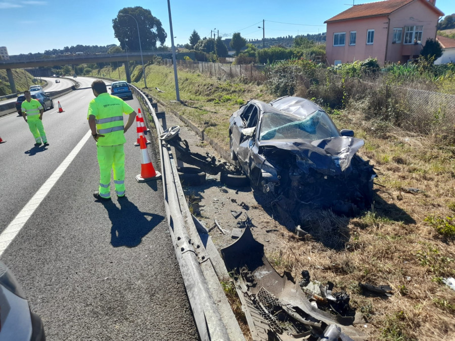 Una mujer resulta herida leve en un accidente múltiple en la AP-9 a su paso por Culleredo