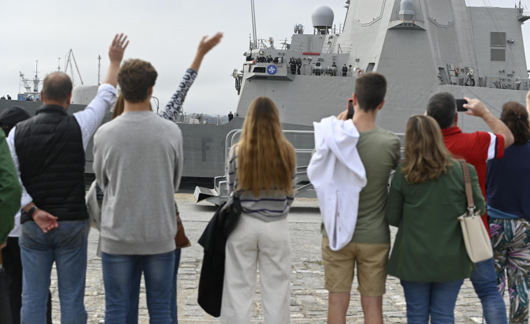 La fragata 'Cristóbal Colón' se despide de Ferrol rumbo al Mediterráneo