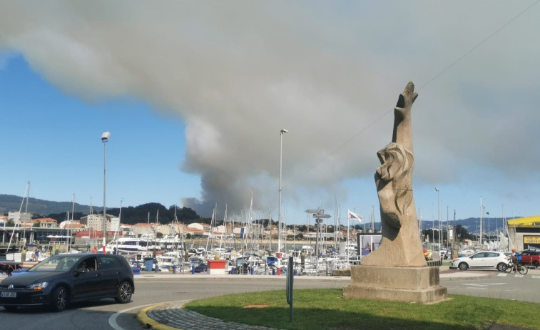 Alerta por un incendio que amenaza varias viviendas en Ponteareas