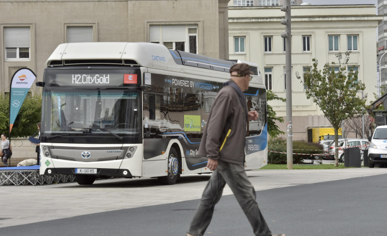 Un autobús de hidrógeno recorrerá la línea 1 para promocionar el Green Port de Langosteira