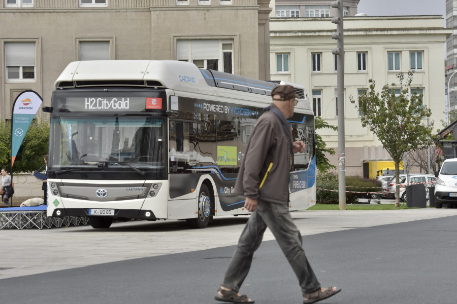 Un autobús de hidrógeno recorrerá la línea 1 para promocionar el Green Port de Langosteira