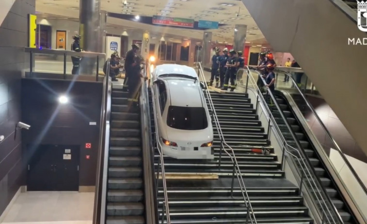 Roba un coche y lo empotra en las escaleras de la estación de viajeros de Madrid