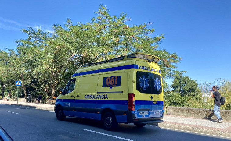 Herido un operario en Oroso mientras talaba un árbol con una motosierra