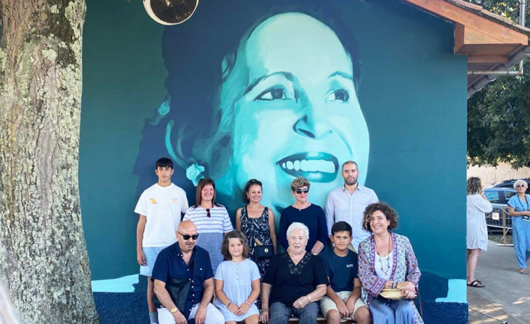 Un mural de Finita Gay en el centro cívico de Castelo rinde homenaje a la fallecida cantante