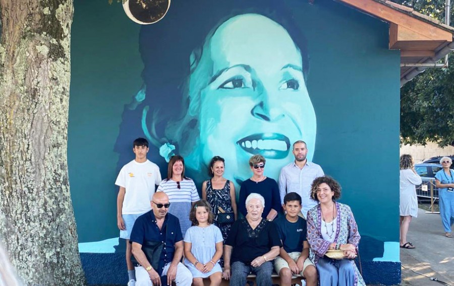 Un mural de Finita Gay en el centro cívico de Castelo rinde homenaje a la fallecida cantante