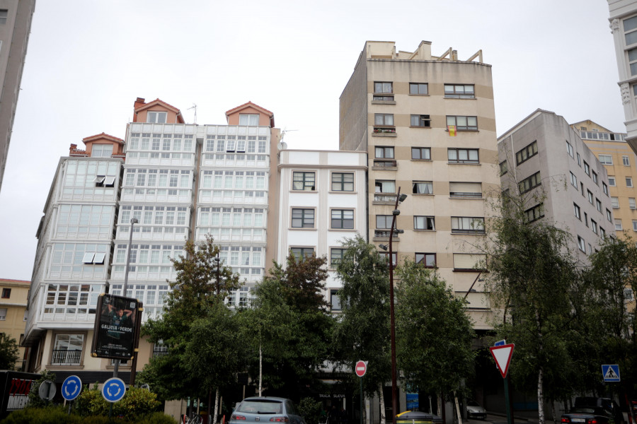 Los vecinos de la plaza de As Atochas denuncian una situación de insalubridad insostenible
