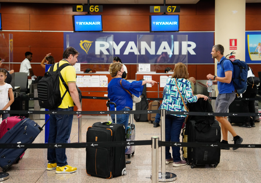 Las mascarillas seguirán siendo obligatorias en los aviones, pero no en los aeropuertos