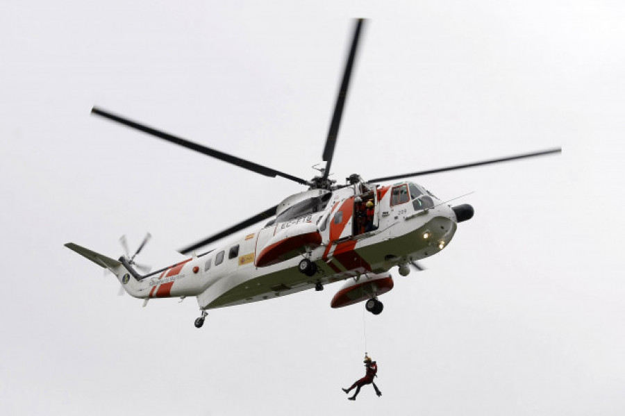 Salvamento Marítimo rescata a cuatro tripulantes de un pesquero británico en A Coruña