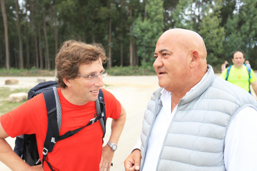 Martínez Almeida llega a Abegondo en su peregrinaje a Compostela