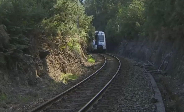 Descarrila un tren Alvia en Quiroga por un desprendimiento de tierra