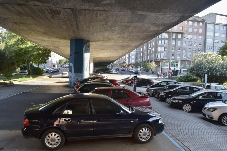 Casi el 89% de los turismos registrados en A Coruña duermen en la vía pública