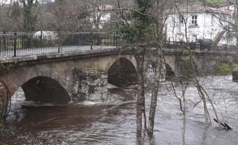 Tres heridos en Aranga al precipitarse un coche al río tras atropellar a un jabalí