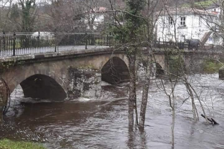 Tres heridos en Aranga al precipitarse un coche al río tras atropellar a un jabalí