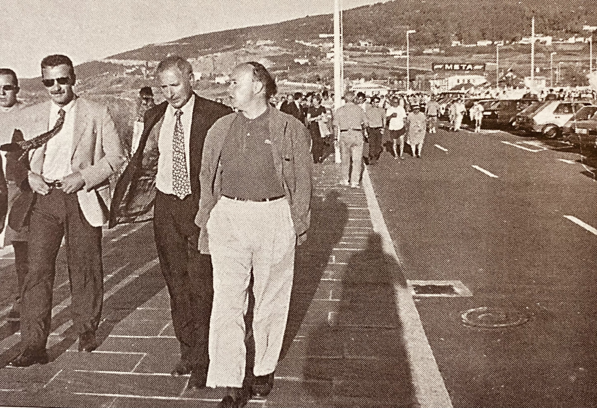 El alcalde de Arteixo, Manuel Pose, con otras autoridades, recorre el paseo maritimo de Barrau00f1an