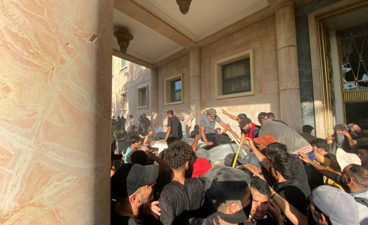 Manifestantes asaltan el Palacio Presidencial iraquí tras la retirada del líder religioso Al Sadr