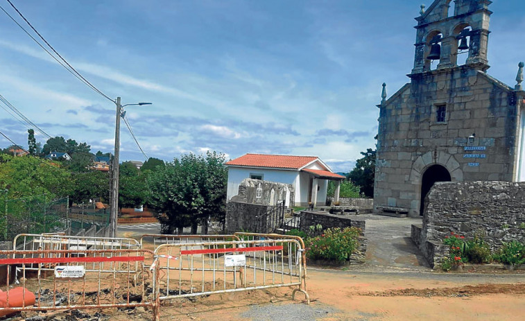 Bergondo inicia los trabajos para instalar una red de saneamiento en el entorno de la iglesia de Ouces