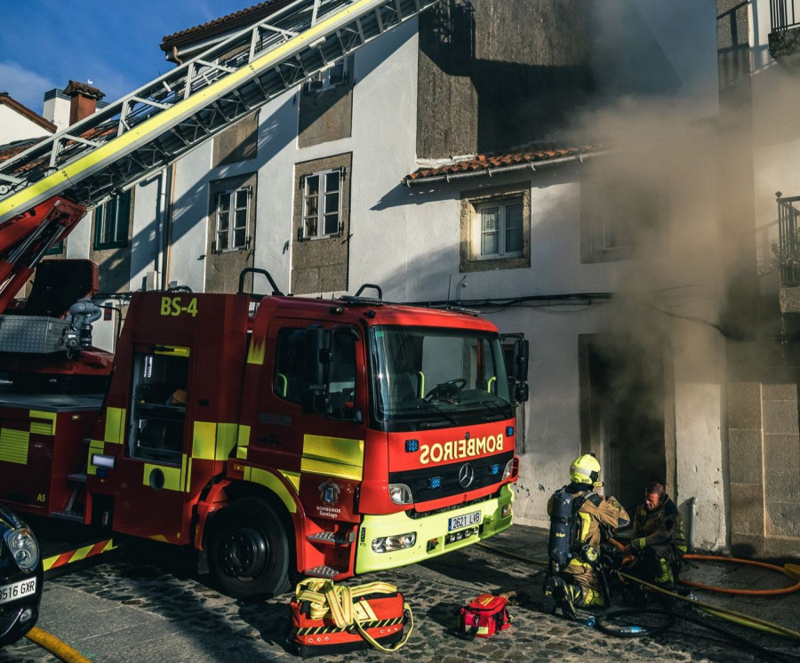 Fallece un Bombero en prácticas en Santiago atropellado por un autobús durante un operativo de extinción