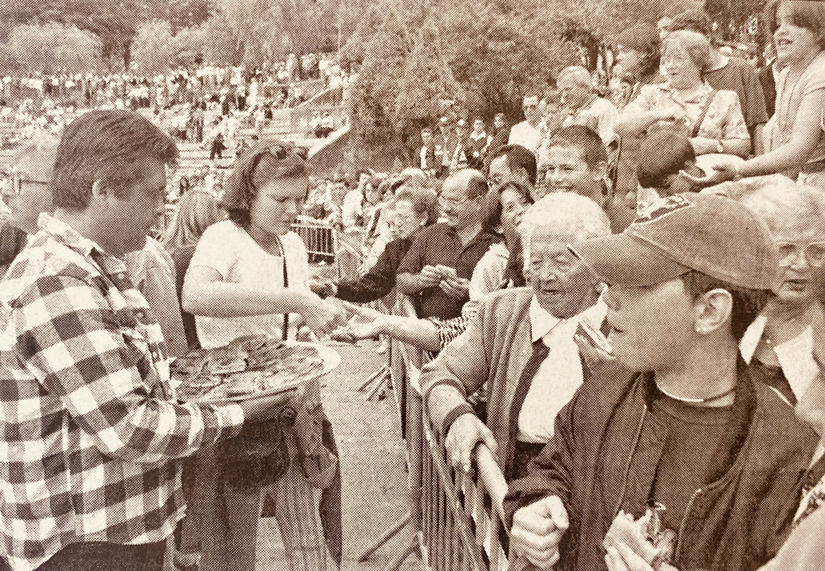 Reparto de empanada en el parque de Santa Margarita en 1997