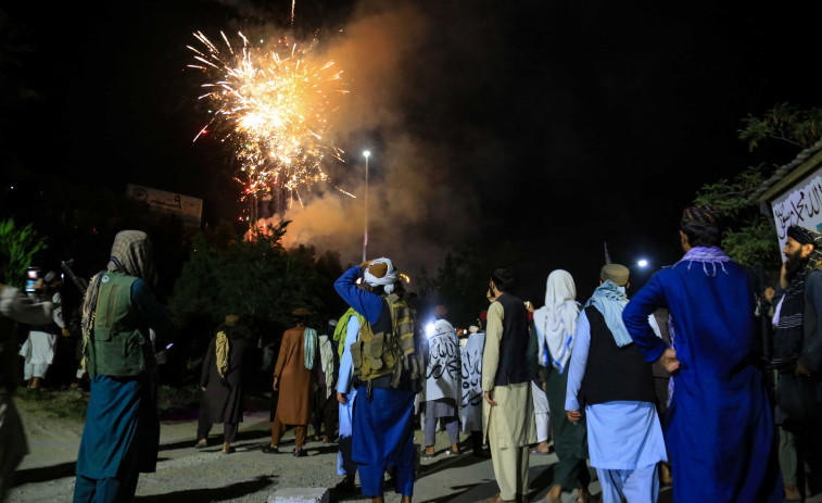 Los talibanes celebran con fuegos artificiales un año de la retirada de Estados Unidos del país
