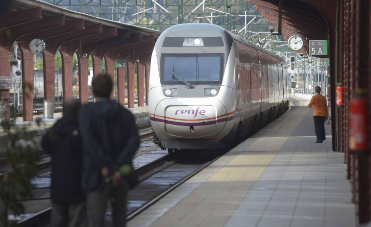 Renfe traslada por carretera a los afectados por las obras en la línea Santiago-Ourense