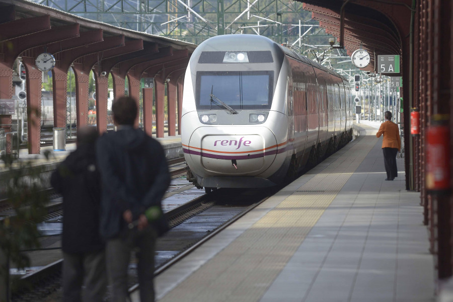 Renfe traslada por carretera a los afectados por las obras en la línea Santiago-Ourense