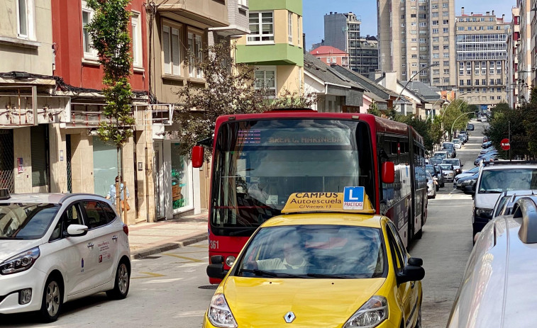 Movilidad cambió tres plazas de aparcamiento en la avenida de Os Mallos para que pasara el bus