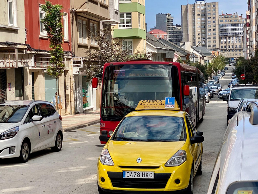 Movilidad cambió tres plazas de aparcamiento en la avenida de Os Mallos para que pasara el bus