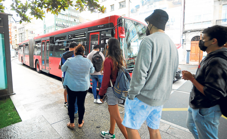 Usuarios del bus celebran la bajada del precio pero piden más frecuencias y horarios