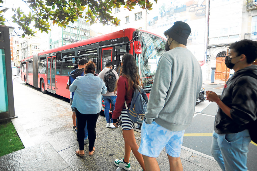 Usuarios del bus celebran la bajada del precio pero piden más frecuencias y horarios
