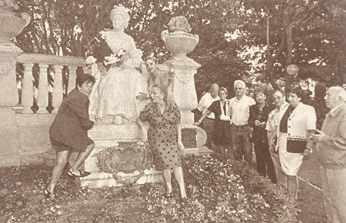 Ofrenda de Tabacalera ante el monumento a Emilia Pardo Bazan