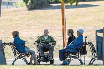 Un grupo de jubilados toma el sol en un parque público de A Coruña, una imagen muy habitual en una ciudad en la que uno de cada cinco habitantes son pensionistas  quintana