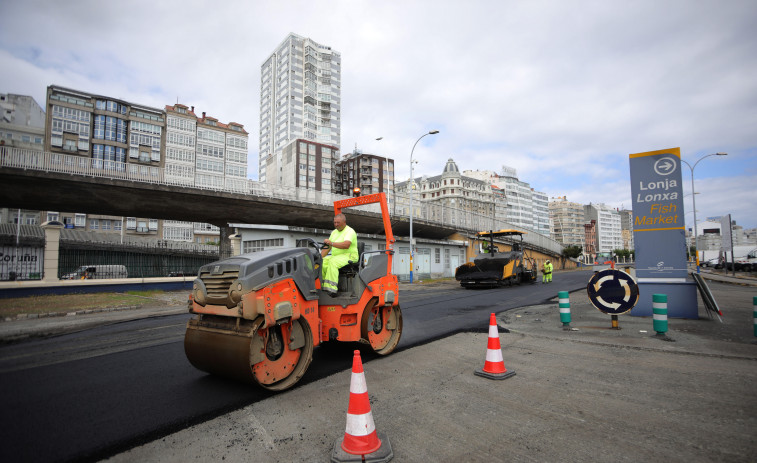 La Autoridad Portuaria reasfalta el terreno frente a la lonja para mejorar los accesos