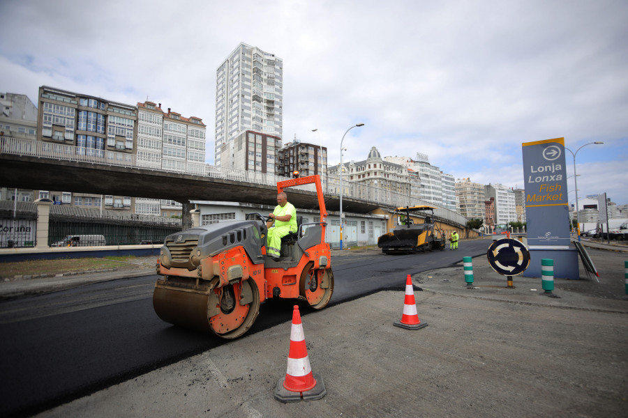 La Autoridad Portuaria reasfalta el terreno frente a la lonja para mejorar los accesos