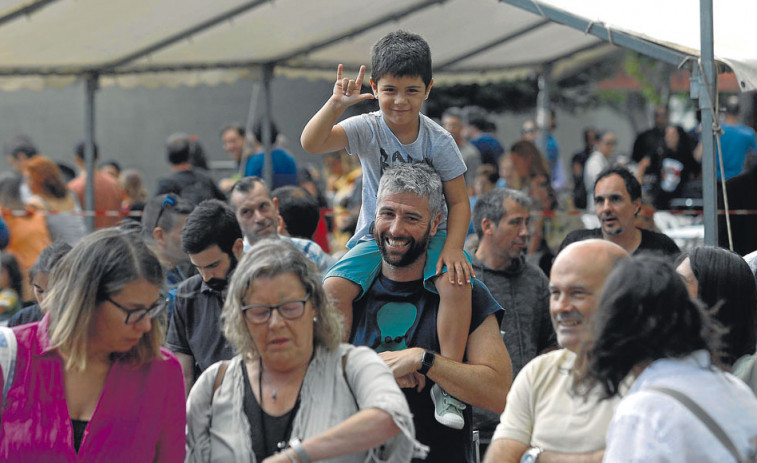 Reincidentes sacude el festival Flores Rock con la traca final de un día para recordar en el barrio