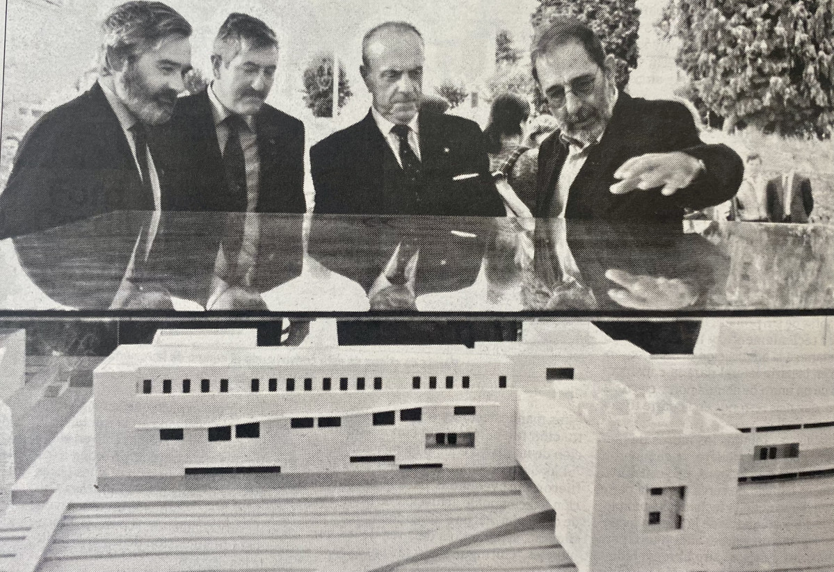 Primera piedra de la Facultad de Ciencias de la Informacion Dario Villanueva, Celso Curras, Manuel Fraga y Alvaro Siza