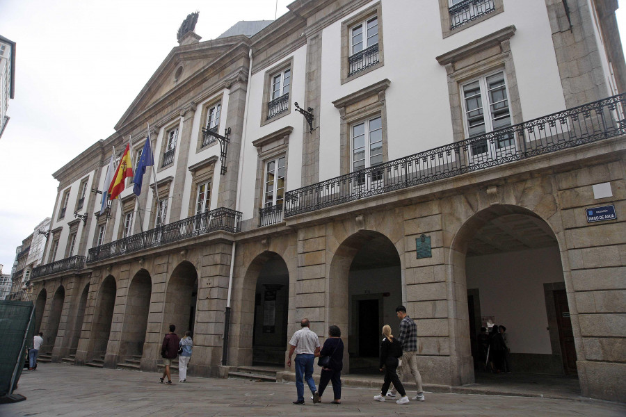 El Ayuntamiento retira los faroles de la fachada del Teatro Rosalía para su reparación