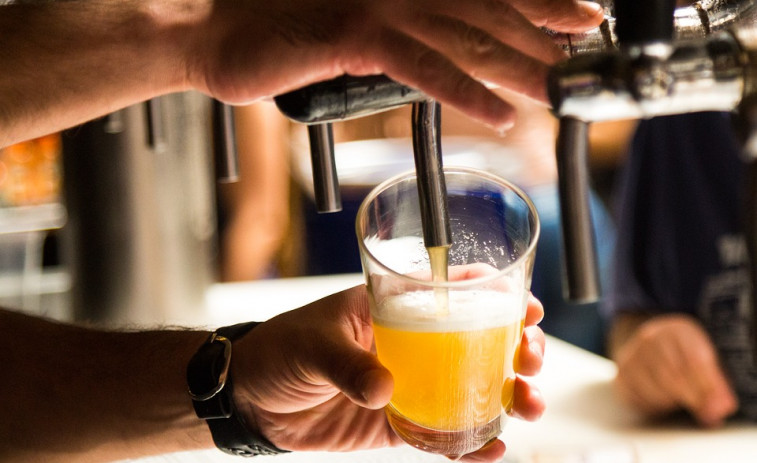 Identificados cinco jóvenes en Lugo por colarse en la feria 'Arde Lúpulus' y servirse cerveza