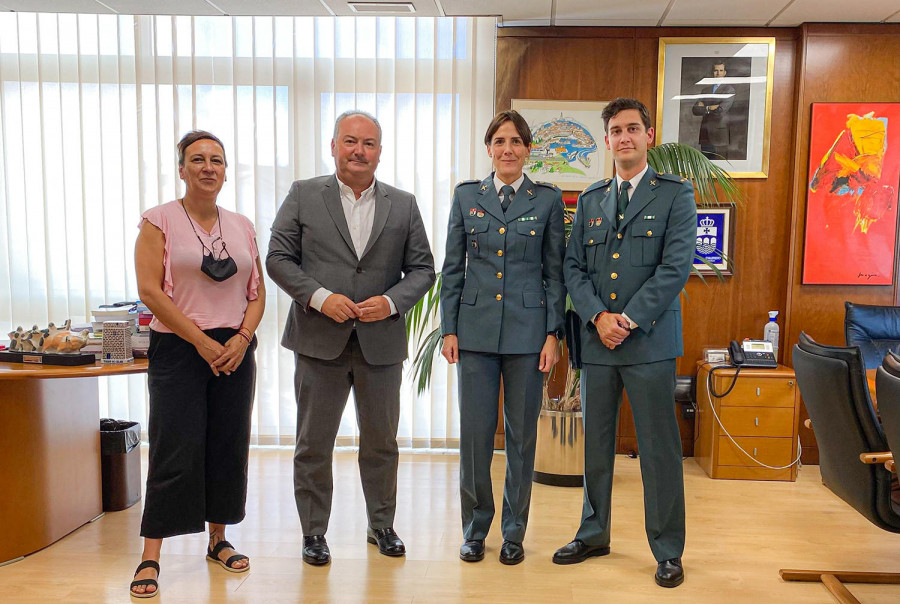 El alcalde de Culleredo da la bienvenida a la nueva  teniente del puesto principal de la Guardia Civil en O Burgo