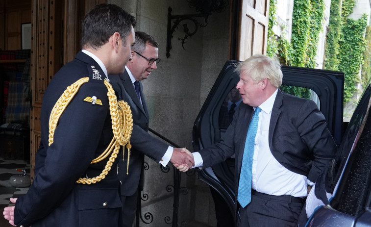 Johnson presenta su dimisión a la reina Isabel II