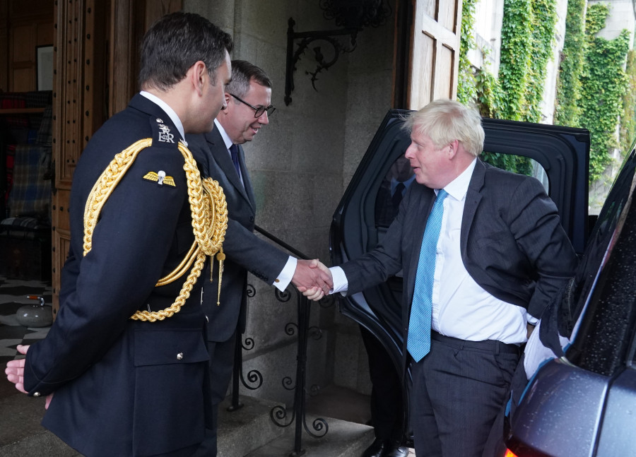 Johnson presenta su dimisión a la reina Isabel II