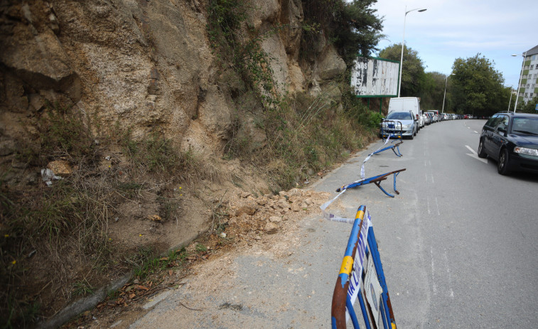 La caída de piedras y tierra de un talud en Jaime Hervada obliga a los bomberos a vallar la zona