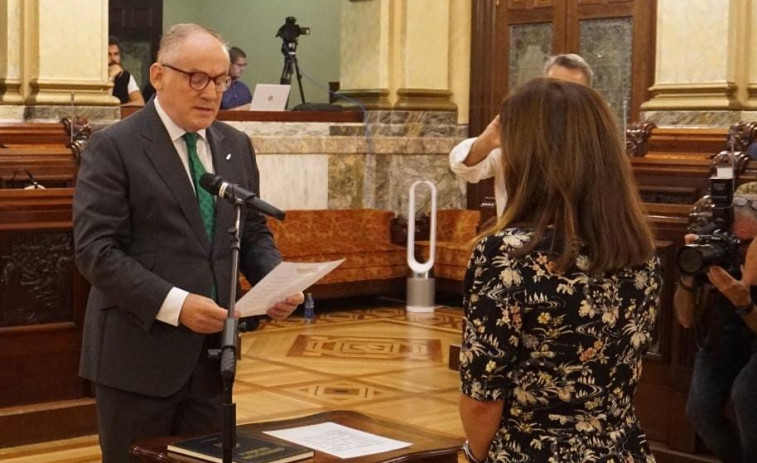 Miguel Lorenzo toma posesión de su acta de concejal en el primer pleno del año político