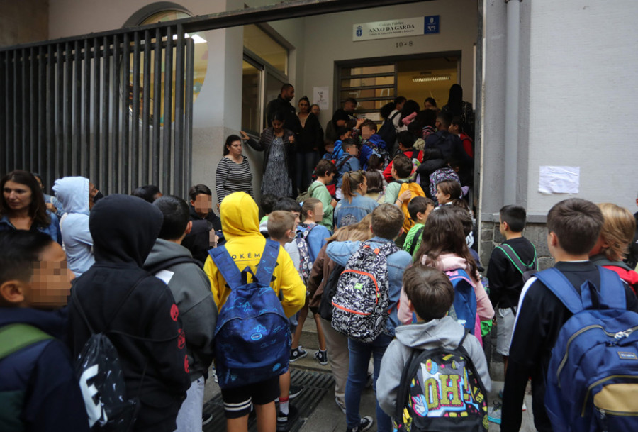 Los colegios y los institutos coruñeses abren de nuevo sus puertas en la vuelta al cole y a la normalidad