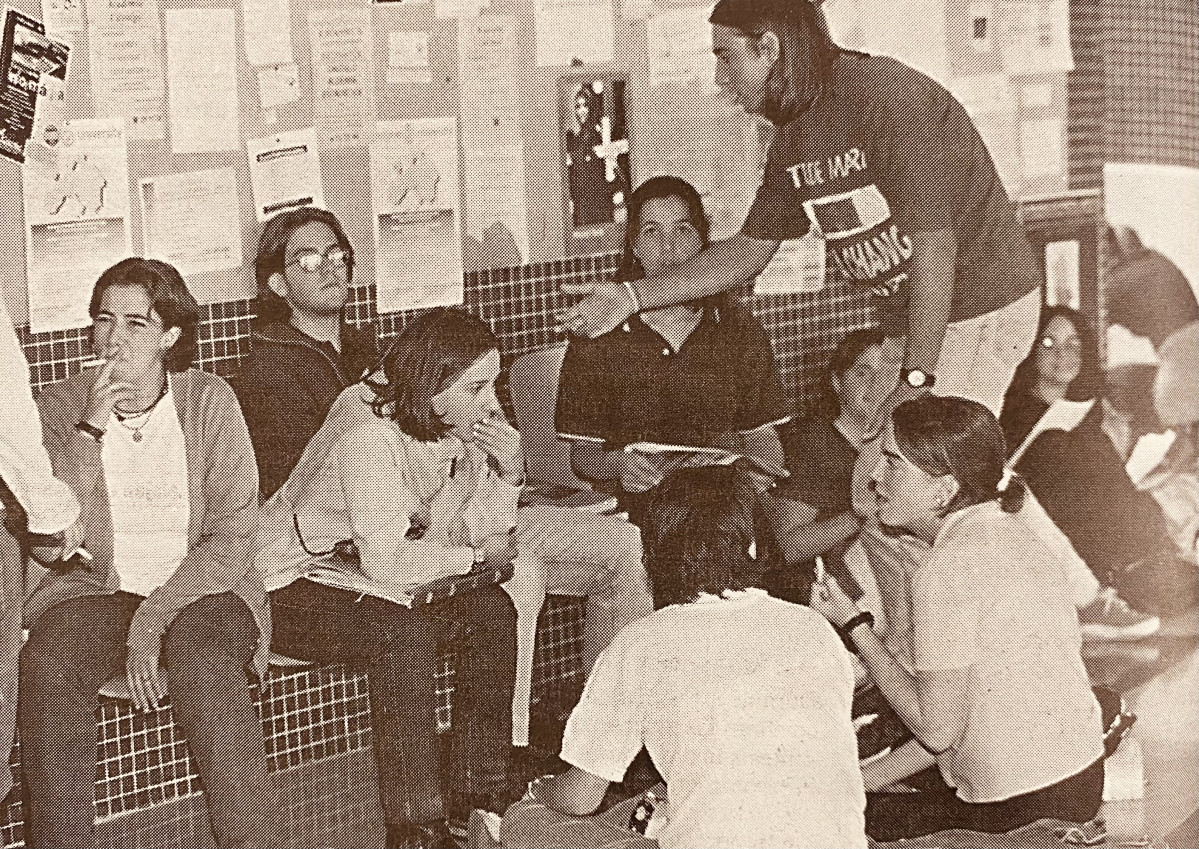 Los alumnos comentan los examenes en un descanso Gago 1997