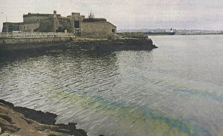 Hace 25 años: Quinto vertido a la bahía y una bolsa de arena retrasa el túnel de Os Castros