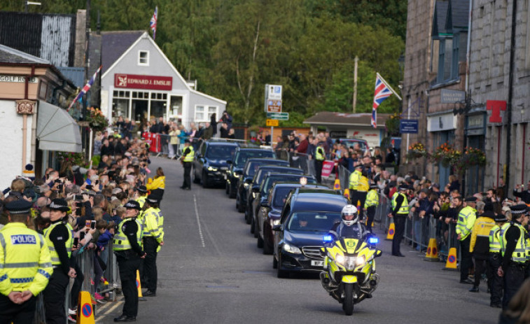 El cortejo fúnebre con los restos de Isabel II sale de Balmoral